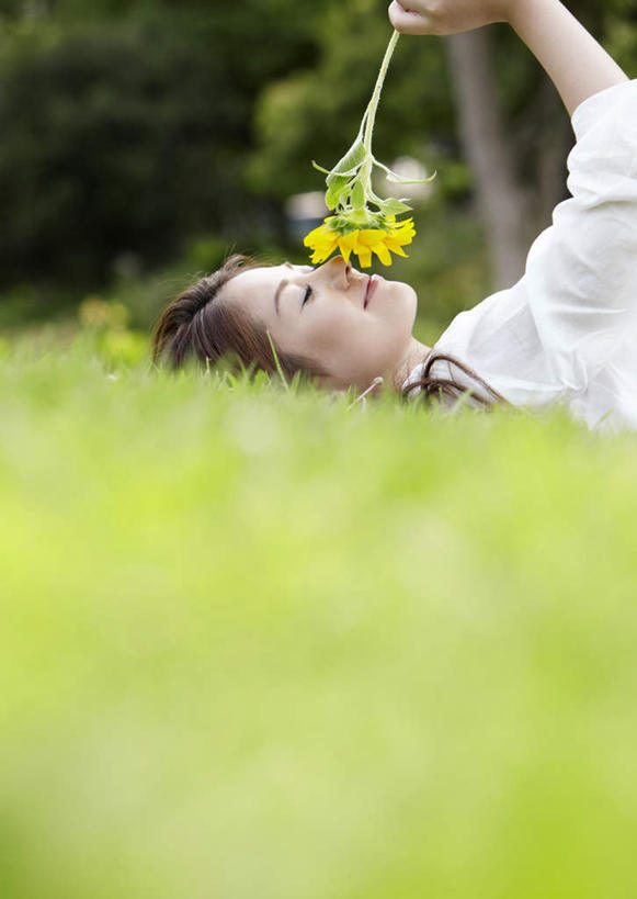 东方人,一个人,躺,闭眼,竖图,室外,白天,侧面,爱情,幸福,草地,草坪,太阳,植物,向日葵,亚洲,仅一个年轻女性,仅一个女性,仅一个人,握,阴影,服装,朦胧,模糊,盛开,光线,影子,拿,花蕾,拿着,休闲装,黄种人,闻,草,花,花瓣,花朵,鲜花,树,树木,一朵,衣服,黄色,绿色,白色,阳光,自然,花苞,花蕊,休闲,休闲服,握着,服饰,生长,成长,嗅,光辉,沉默,忠诚,勇敢,投缘,爱慕,卧着,高傲,朝阳花,葵花,望日莲,向阳花,转日莲,年轻女性,女人,女性,亚洲人,闭眼睛,闭着眼,闭着眼睛,躺着,卧,半身,彩图