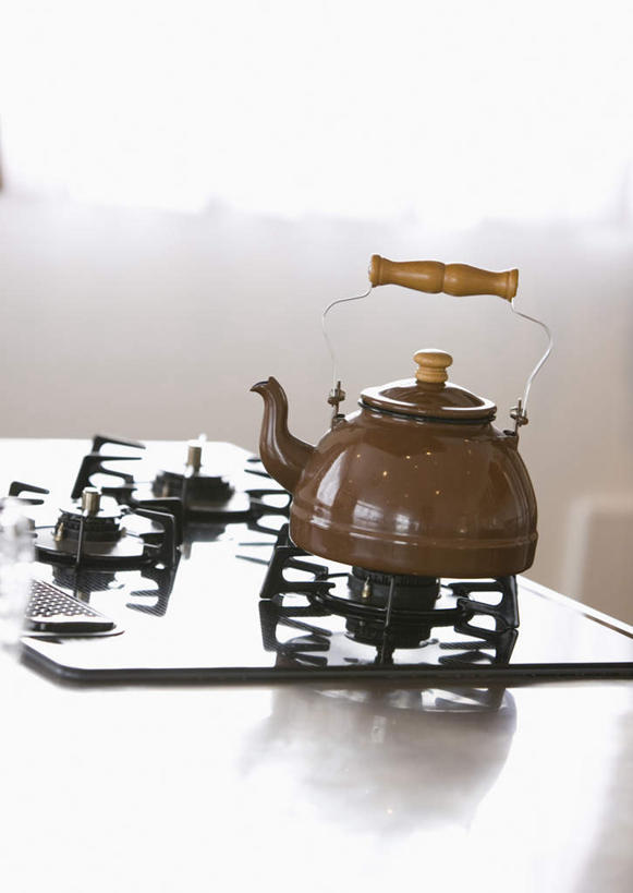 无人,竖图,室内,特写,白天,正面,厨房,厨具,阴影,朦胧,模糊,反射,壶,影子,陶瓷,褐色,陶瓷制品,水壶,一个,茶壶,容器,单个,灶具,燃气灶,燃气具,彩图,灶间