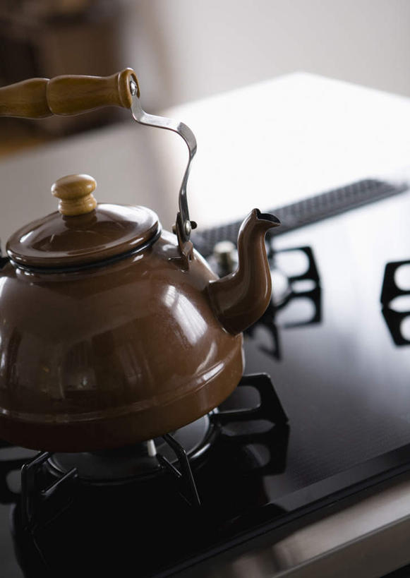 无人,竖图,俯视,室内,特写,白天,厨房,静物,厨具,阴影,朦胧,模糊,反射,壶,影子,陶瓷,褐色,陶瓷制品,水壶,一个,茶壶,容器,单个,灶具,燃气灶,燃气具,彩图,高角度拍摄,灶间