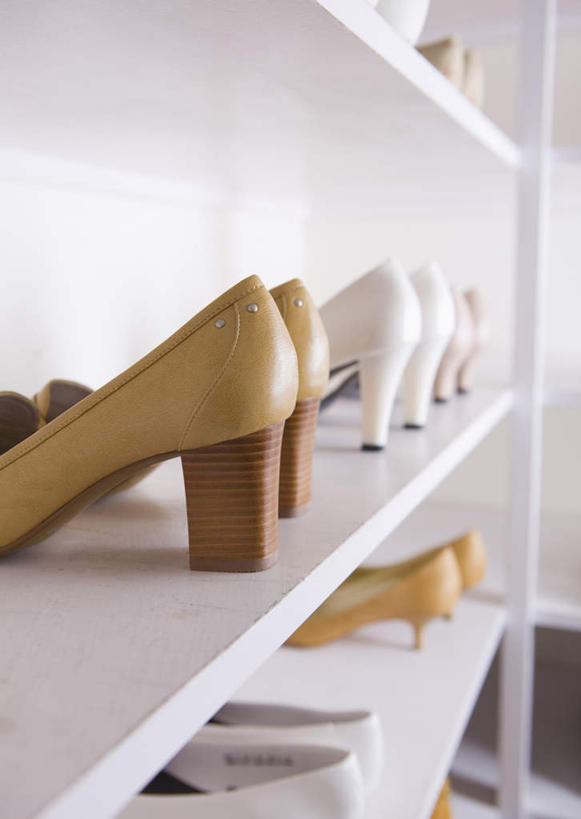 无人,竖图,室内,白天,正面,高跟鞋,鞋,时尚,柜子,静物,鞋子,一排,许多,阴影,整齐,并列,并排,反射,影子,皮革,储物柜,很多,置物架,鞋柜,架子,排列,储存,队列,时髦,陈列架,平行,搁架,时兴,储备,蕴藏,贮备,彩图,皮鞋,贮存