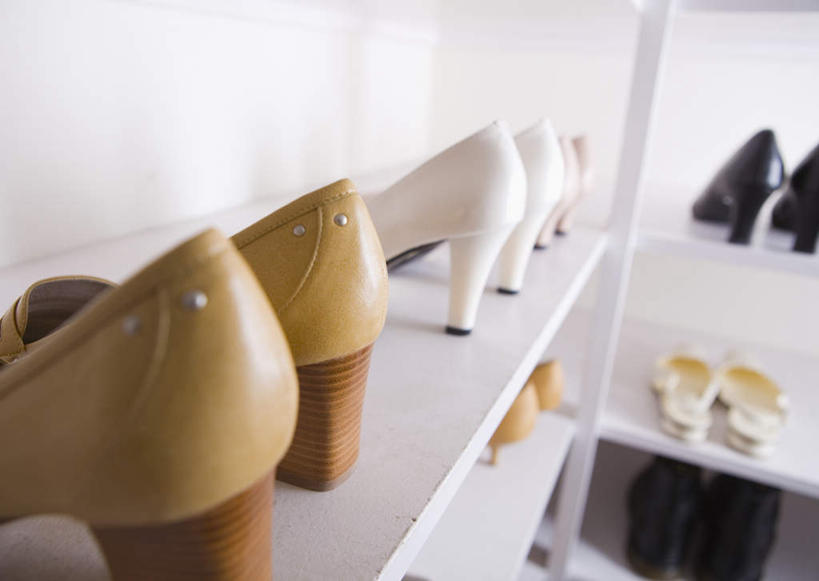 无人,横图,俯视,室内,白天,高跟鞋,鞋,时尚,柜子,静物,鞋子,一排,许多,阴影,整齐,并列,并排,反射,影子,皮革,储物柜,很多,置物架,鞋柜,架子,排列,储存,队列,时髦,陈列架,平行,搁架,时兴,储备,蕴藏,贮备,彩图,高角度拍摄,皮鞋,贮存