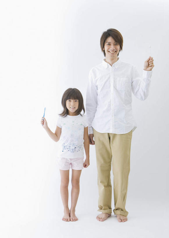 东方人,儿童,两个人,家庭,父亲,女儿,站,笑,微笑,露齿笑,竖图,室内,白天,白色背景,正面,纯洁,亚洲,握,服装,牙刷,拿,拿着,注视,休闲装,黄种人,光脚,小孩,衣服,白色,日用品,观察,看,清洁,站着,休闲,温暖,温馨,父女,一家人,赤脚,休闲服,父爱,可爱,童年,童趣,握着,摄影,服饰,影棚,洗漱用品,观看,和睦,察看,卫生,关注,童真,烂漫,无邪,天真,男人,男性,年轻男性,女孩,亚洲人,孩子,年轻人,站立,彩图,全身,影棚拍摄,拍摄,融洽,女生