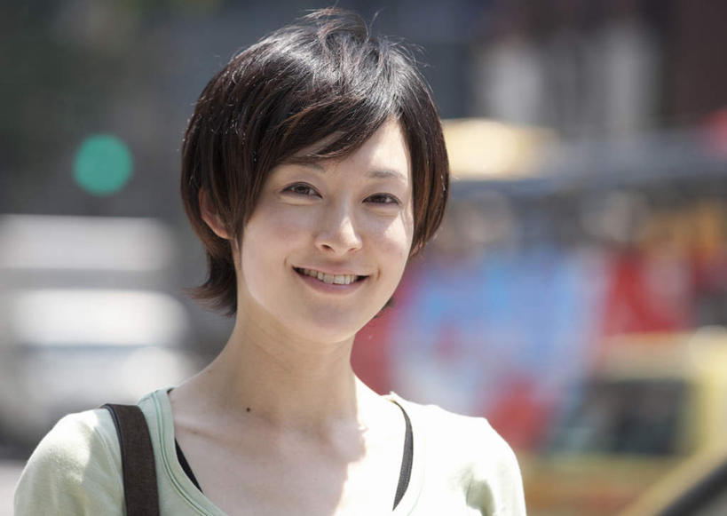 东方人,脸,头,脸颊,一个人,站,笑,微笑,露齿笑,横图,室外,特写,白天,正面,安全,道路,路,公路,汽车,亚洲,仅一个年轻女性,仅一个女性,仅一个人,阴影,服装,朦胧,模糊,光线,包,皮包,影子,红绿灯,信号灯,交通,注视,休闲装,黄种人,肩膀,车,衣服,阳光,交通工具,轿车,观察,看,站着,休闲,休闲服,警示,服饰,观看,单肩包,察看,关注,提示,载具,流通,交通信号灯,行人信号灯,年轻女性,女人,女性,亚洲人,头部,脸部,脸蛋,面部,马路,站立,半身,彩图