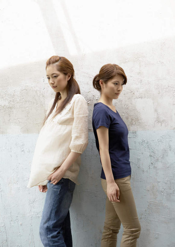 东方人,两个人,伙伴,朋友,站,竖图,室外,白天,侧面,友谊,竞争,亚洲,阴影,服装,裤子,沮丧,反射,影子,墙,注视,牛仔裤,休闲装,黄种人,墙壁,墙面,衣服,观察,看,站着,休闲,休闲服,背对背,服饰,观看,失望,距离,察看,伤心,关注,反向,背道而驰,相反,相左,隔阂,友情,年轻女性,女人,女性,亚洲人,站立,半身,彩图