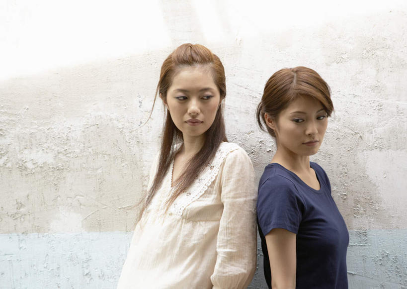 东方人,两个人,伙伴,朋友,站,横图,室外,白天,侧面,友谊,竞争,亚洲,阴影,服装,裤子,沮丧,反射,影子,墙,扭头,注视,牛仔裤,休闲装,黄种人,墙壁,墙面,衣服,观察,看,站着,转头,休闲,休闲服,背对背,服饰,观看,失望,距离,察看,伤心,关注,反向,背道而驰,相反,相左,隔阂,友情,年轻女性,女人,女性,亚洲人,站立,半身,彩图