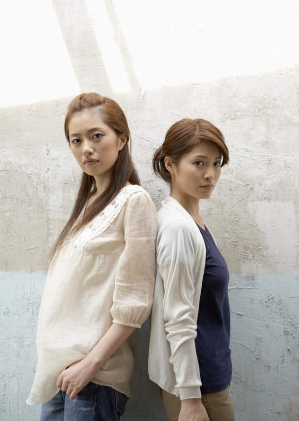 东方人,两个人,伙伴,朋友,站,竖图,室外,白天,侧面,友谊,竞争,亚洲,阴影,服装,裤子,沮丧,反射,影子,墙,扭头,注视,牛仔裤,休闲装,黄种人,墙壁,墙面,衣服,观察,看,站着,转头,休闲,休闲服,背对背,服饰,观看,失望,距离,察看,伤心,关注,反向,背道而驰,相反,相左,隔阂,友情,年轻女性,女人,女性,亚洲人,站立,半身,彩图