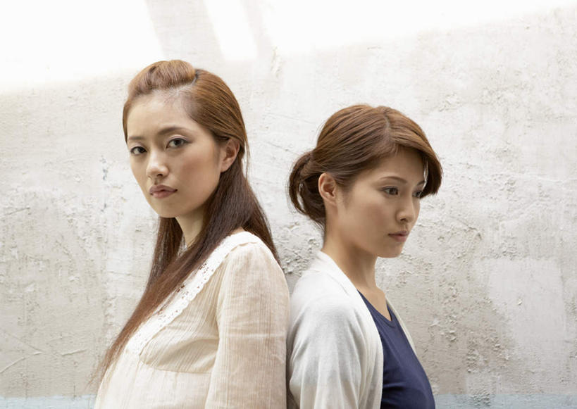 东方人,两个人,伙伴,朋友,站,横图,室外,白天,侧面,友谊,竞争,亚洲,阴影,服装,裤子,沮丧,反射,影子,墙,扭头,注视,牛仔裤,休闲装,黄种人,墙壁,墙面,衣服,观察,看,站着,转头,休闲,休闲服,背对背,服饰,观看,失望,距离,察看,伤心,关注,反向,背道而驰,相反,相左,隔阂,友情,年轻女性,女人,女性,亚洲人,站立,半身,彩图