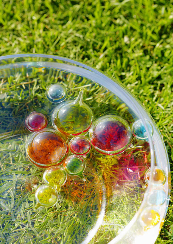 无人,竖图,俯视,彩色,室外,特写,白天,草地,草坪,水,植物,玻璃,阴影,朦胧,模糊,光线,圆形,液体,影子,水滴,干净,洗脚,玻璃制品,球,草,绿色,阳光,泡泡,容器,碗,清洁,享受,健康,放松,保健,足浴,储藏,卫生,储存,清洗,彩图,高角度拍摄,贮存