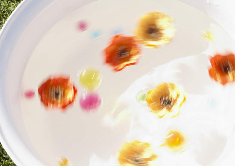 无人,横图,俯视,室外,特写,白天,草地,草坪,水,植物,阴影,朦胧,模糊,盛开,光线,圆形,液体,影子,塑料,水滴,花蕾,干净,水盆,洗脚,球,草,花,花瓣,花朵,鲜花,黄色,绿色,阳光,容器,塑料制品,花苞,花蕊,清洁,享受,健康,橙色,放松,保健,足浴,储藏,卫生,储存,清洗,彩图,高角度拍摄,贮存