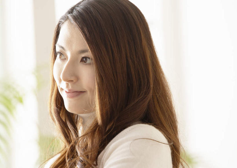 东方人,脸,头,脸颊,头发,一个人,笑,微笑,露齿笑,横图,室内,特写,白天,侧面,毛衣,亚洲,仅一个年轻女性,仅一个女性,仅一个人,阴影,服装,反射,影子,墙,棕色,注视,休闲装,黄种人,肩膀,墙壁,墙面,衣服,白色,观察,看,休闲,休闲服,服饰,观看,察看,关注,线衫,毛线衣,绒线衣,年轻女性,女人,女性,亚洲人,头部,长发,卷发,脸部,脸蛋,面部,半身,彩图,绒衣,套衫,套头毛衣,线衣