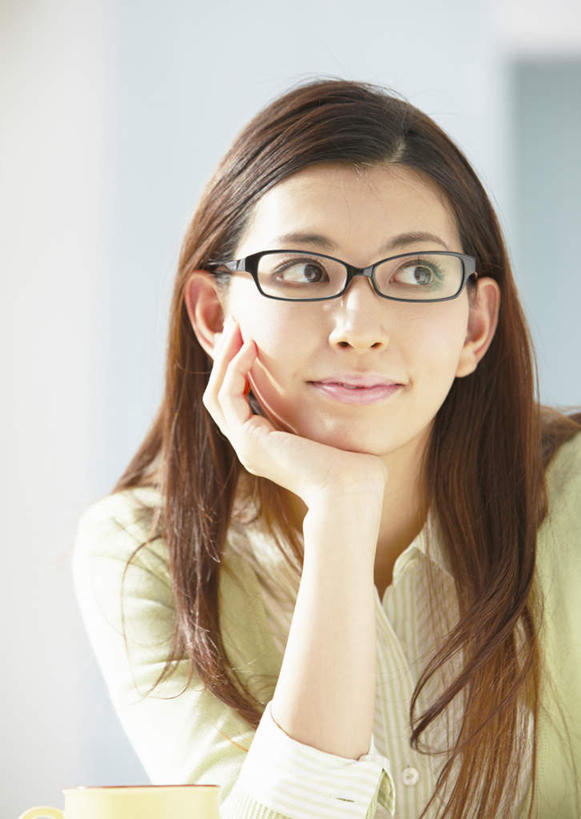 东方人,头发,一个人,商务人士,商务女性,笑,微笑,竖图,室内,白天,正面,亚洲,仅一个年轻女性,仅一个女性,仅一个人,一副,撑,阴影,套装,朦胧,模糊,反射,眼镜,影子,墙,棕色,扭头,托腮,注视,黄种人,墙壁,墙面,观察,看,托,转头,观看,察看,关注,托下巴,商务装,近视眼镜,工薪阶层,单手托腮,年轻女性,女人,女性,亚洲人,长发,直发,白领,上班族,半身,彩图