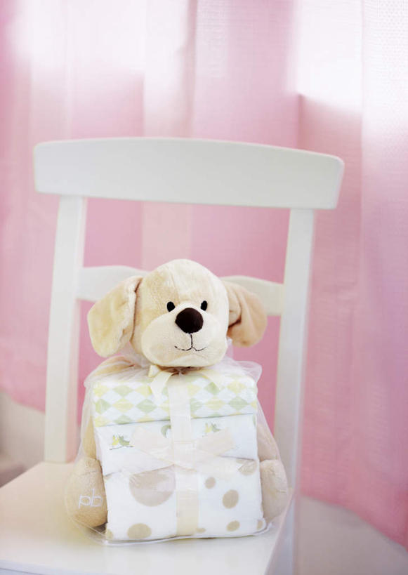 无人,竖图,室内,特写,白天,正面,游戏,窗户,窗帘,卧室,静物,礼盒,礼物,玩具,椅子,阴影,装饰,反射,玩偶,影子,纸盒,木椅,粉红,玩,娱乐,玻璃窗,盒子,粉色,帘子,包装盒,礼品盒,休闲,温暖,温馨,遮阳,益智,毛绒玩具,礼品,摆放,华丽,修饰,安慰,点缀,发泄,消遣,宣泄,衬托,美观,雅致,雅观,玩耍,嬉戏,彩图,睡房,卧房