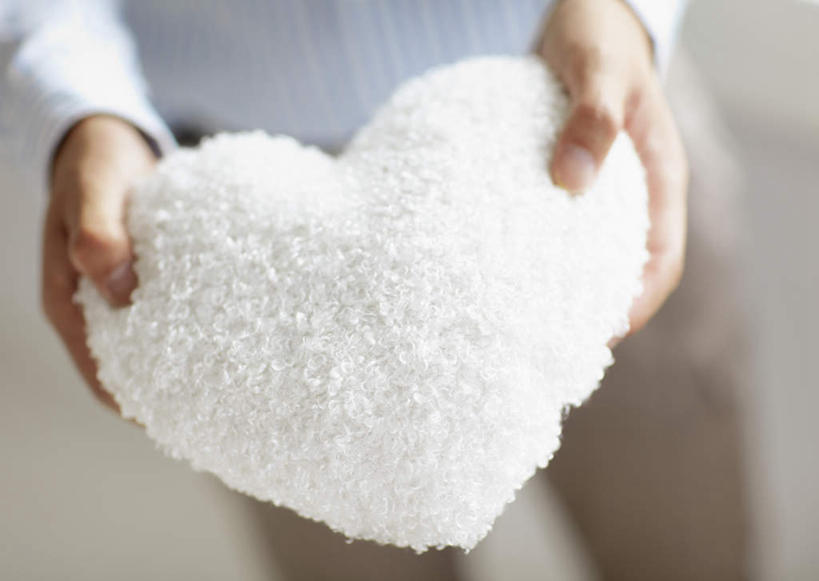 东方人,一个人,站,捧,横图,室内,特写,白天,正面,衬衫,爱情,靠垫,父亲节,亚洲,仅一个男性,仅一个人,阴影,节日,爱心,庆祝,反射,影子,靠枕,浪漫,黄种人,文化,仅一个年轻男性,一个,白色,抱枕,枕头,站着,庆典,温暖,温馨,心形,恩爱,单个,纪念,和睦,男人,男性,年轻男性,亚洲人,心型,端,端着,捧着,手捧,站立,半身,彩图,衬衣,融洽