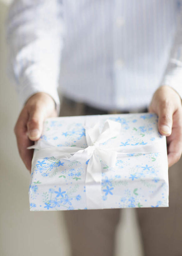 东方人,一个人,站,捧,竖图,俯视,室内,白天,衬衫,礼盒,礼物,父亲节,亚洲,仅一个男性,仅一个人,阴影,节日,庆祝,反射,丝带,影子,纸盒,缎带,黄种人,文化,盒子,仅一个年轻男性,白色,包装盒,礼品盒,站着,庆典,礼品,纪念,男人,男性,年轻男性,亚洲人,端,端着,捧着,手捧,站立,半身,彩图,高角度拍摄,衬衣