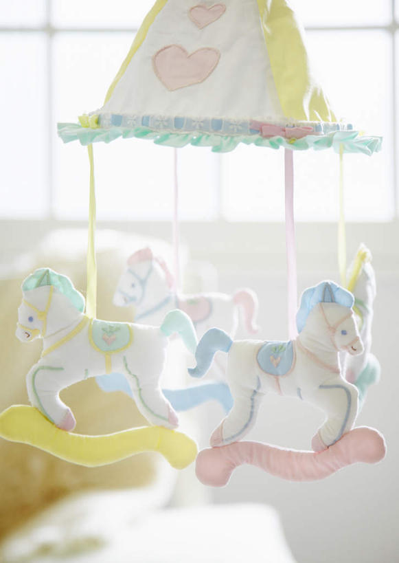 无人,竖图,室内,特写,白天,正面,安全,窗户,床,卧室,静物,风铃,玩具,许多,悬挂,阴影,反射,玩偶,影子,旋转,玻璃窗,舒服,温暖,温馨,单人床,婴儿用品,婴儿床,保护,舒适,占风铎,彩图,睡房,卧房