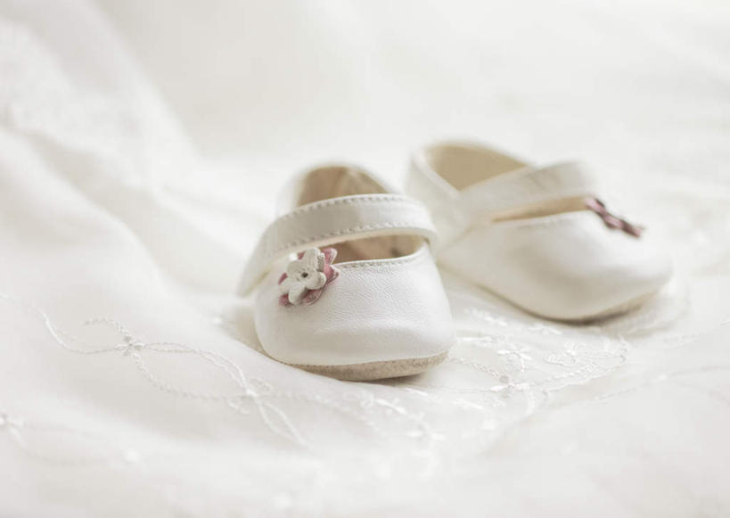 无人,横图,俯视,室内,特写,白天,床,卧室,鞋子,一双,装饰,盛开,床单,被子,花,花朵,白色,婴儿鞋,单人床,休闲鞋,被单,彩图,高角度拍摄,睡房,卧房