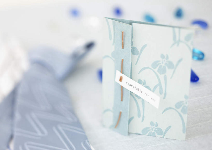 无人,横图,俯视,室内,特写,白天,衬衫,静物,礼物,父亲节,节日,朦胧,模糊,庆祝,英文,标志,文字,字符,字母,贺卡,领带,祝福,文化,标识,卡片,庆典,礼品,信件,摆放,纪念,英文字母,放置,礼仪,祝愿,彩图,高角度拍摄,衬衣