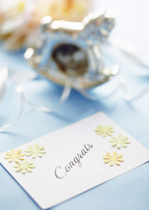 无人,竖图,俯视,室内,特写,白天,桌面,桌子,阴影,花纹,朦胧,模糊,弯曲,反射,英文,标志,丝带,图案,文字,影子,字符,字母,缎带,贺卡,祝福,文化,标识,装饰品,黄色,白色,卡片,英文字母,礼仪,饥饿,祝愿,彩图,高角度拍摄