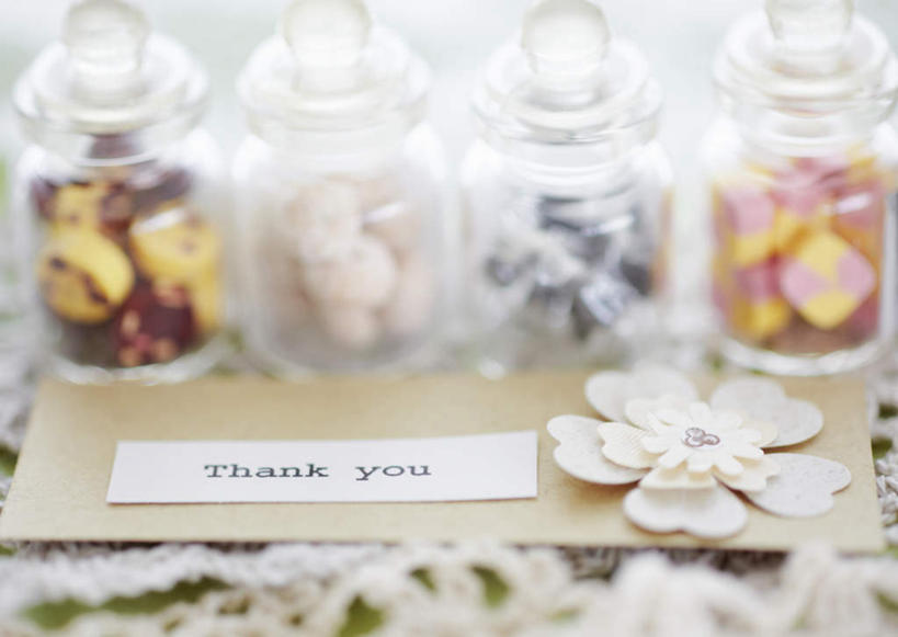 无人,横图,俯视,室内,特写,白天,父亲节,一排,花纹,节日,朦胧,模糊,庆祝,整齐,英文,标志,罐子,图案,文字,字符,字母,食品,糖,糖果,甜点,甜品,纸条,文化,标识,玻璃制品,食物,排列,玻璃瓶,卡片,瓶子,容器,甜食,四个,庆典,信件,纪念,英文字母,队列,感恩,彩图,高角度拍摄