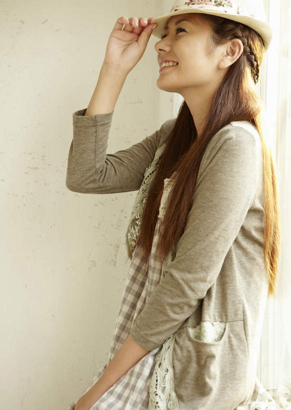 东方人,一个人,坐,笑,微笑,露齿笑,竖图,室内,白天,侧面,裙子,窗户,帽子,亚洲,仅一个年轻女性,仅一个女性,仅一个人,连衣裙,草帽,墙,注视,黄种人,玻璃窗,墙壁,墙面,扶,看,扶着,关注,年轻女性,女人,女性,亚洲人,长发,直发,坐着,半身,彩图