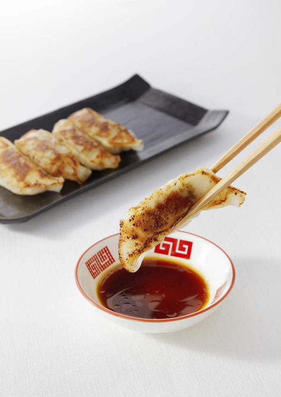 点心,无人,餐厅,竖图,俯视,室内,特写,白天,白色背景,餐桌,筷子,桌子,餐具,五个,一排,一双,整齐,碟子,盘,醋,调料,油炸,油炸食品,料理,食品,锅贴,煎饺,面点,调味品,调味料,文化,传统,美食,桌布,食物,排列,盘子,碟,中式,摄影,影棚,餐台,礼节,队列,礼仪,食醋,苦酒,醯,进餐用具,彩图,高角度拍摄,影棚拍摄,拍摄,餐馆,饭店,饭馆