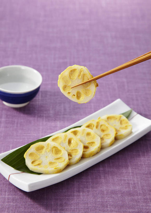 无人,餐厅,竖图,俯视,室内,特写,白天,烹饪,餐桌,筷子,桌子,芦苇,杯子,餐具,叶子,托盘,一排,许多,整齐,碟子,盘,粽叶,日本料理,料理,食品,绿叶,筷架,筷枕,文化,传统,藕,菜肴,美食,桌布,食物,排列,盘子,水杯,碟,藕片,日式料理,日式,嫩叶,佳肴,餐台,礼节,筷子架,队列,礼仪,箬叶,芦苇叶,叶,叶片,茶杯,进餐用具,彩图,高角度拍摄,餐馆,饭店,饭馆