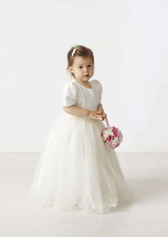 西方人,儿童,一个人,站,竖图,室内,白天,白色背景,正面,裙子,纯洁,欧洲,欧洲人,仅一个女性,仅一个人,握,连衣裙,盛开,捧花,拿,花蕾,拿着,注视,花,花瓣,花朵,鲜花,小孩,白色,花束,花苞,花蕊,观察,看,站着,仅一个小孩,一束,可爱,童年,童趣,握着,摄影,影棚,观看,察看,关注,花童,童真,烂漫,无邪,小傧相,天真,女孩,女人,女性,白种人,孩子,站立,彩图,全身,影棚拍摄,拍摄,女生