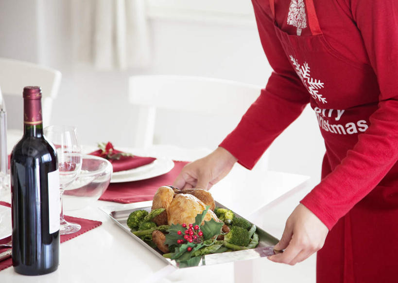 红酒,东方人,一个人,餐厅,客厅,站,捧,横图,室内,白天,正面,烹饪,西餐,餐桌,桌子,芦笋,蔬菜,杯子,餐具,椅子,托盘,玻璃,圣诞节,亚洲,仅一个年轻女性,仅一个女性,仅一个人,节日,庆祝,布料,叉子,瓷器,刀叉,刀子,碟子,高脚杯,勺子,花菜,花椰菜,西兰花,红豆,肉,料理,食品,红酒杯,布纹,黄种人,文化,菜肴,美食,肉类,玻璃制品,酒瓶,桌布,食物,盘子,玻璃瓶,餐巾,酒杯,水杯,调羹,台布,站着,庆典,烤鸡,西式,冬青,佳肴,餐台,纪念,起居室,铁勺,肉食,年轻女性,女人,女性,亚洲人,玻璃杯,猪尾巴,药鸡豆子,石刁柏,蚂蚁杆,龙须菜,狼尾巴根,餐桌布,端,端着,捧着,手捧,站立,半身,彩图,餐馆,饭店,饭馆