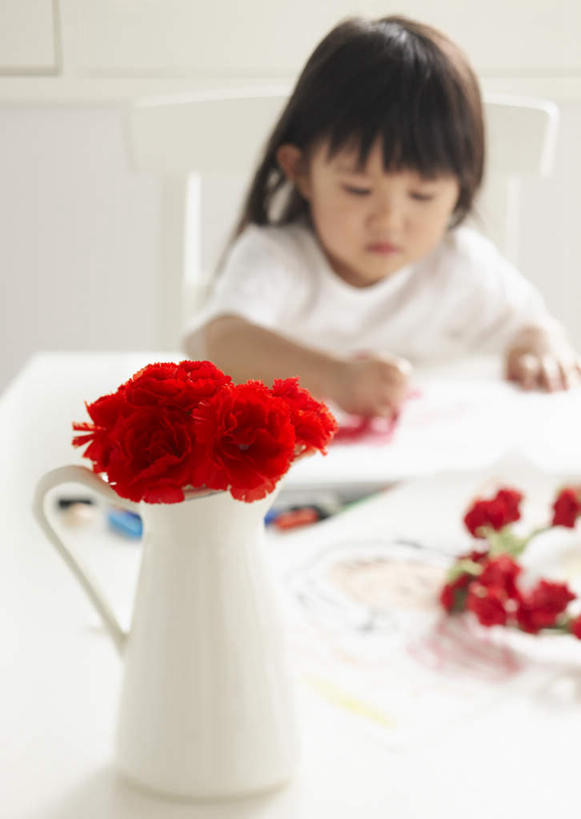 东方人,儿童,一个人,坐,竖图,室内,白天,正面,纯洁,热情,桌子,康乃馨,花瓶,亚洲,仅一个女性,仅一个人,许多,握,服装,盛开,墙,祝福,拿,花蕾,拿着,注视,休闲装,黄种人,墙壁,墙面,花,花瓣,花朵,鲜花,小孩,衣服,红色,画笔,瓶子,陶制品,花苞,花蕊,观察,看,仅一个小孩,休闲,休闲服,可爱,母爱,清纯,童年,童趣,握着,服饰,观看,察看,关注,亲情,童真,烂漫,无邪,思念,宽容,热恋,真挚,荷兰石竹,大花石竹,狮头石竹,热心,天真,麝香石竹,石竹,香石竹,女孩,女人,女性,亚洲人,孩子,画纸,画画,坐着,半身,彩图,魅力,女生