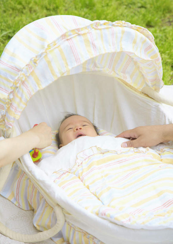 东方人,婴儿,儿童,三个人,家庭,夫妻,母亲,父亲,躺,跪,闭眼,摸,睡,竖图,俯视,室外,白天,爱情,纯洁,草地,草坪,植物,纺织品,亚洲,抚摸,装饰,篮子,毛毯,毯子,浪漫,黄种人,草,纺织,小孩,绿色,白色,垫子,温暖,温馨,父子,母子,三口之家,一家人,恩爱,父爱,可爱,母爱,恋人,活泼,华丽,修饰,点缀,和睦,便利,存放,载具,宝宝,纯真,烂漫,无邪,快捷,衬托,美观,雅致,雅观,方便,寄存,寄放,暂存,卧着,伶俐,天真,男人,男性,年轻男性,年轻女性,女人,女性,亚洲人,孩子,年轻人,夫妇,情侣,闭眼睛,闭着眼,闭着眼睛,触摸,跪着,接触,困,困觉,寝息,睡觉,躺着,卧,半身,彩图,高角度拍摄,草编婴儿篮,婴儿篮,伴侣,融洽