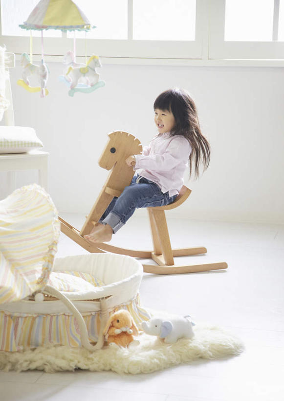 东方人,儿童,一个人,坐,竖图,室内,白天,侧面,游戏,快乐,纯洁,窗户,卧室,玩具,亚洲,仅一个女性,仅一个人,握,悬挂,墙,灯光,地面,拿,玩,拿着,注视,黄种人,娱乐,吊灯,玻璃窗,墙壁,墙面,灯,小孩,灯具,观察,看,仅一个小孩,休闲,温馨,可爱,童年,童趣,握着,观看,察看,照明设备,关注,木马,洋娃娃,童真,烂漫,无邪,天真,女孩,女人,女性,亚洲人,孩子,玩耍,嬉戏,坐着,彩图,全身,睡房,卧房,女生