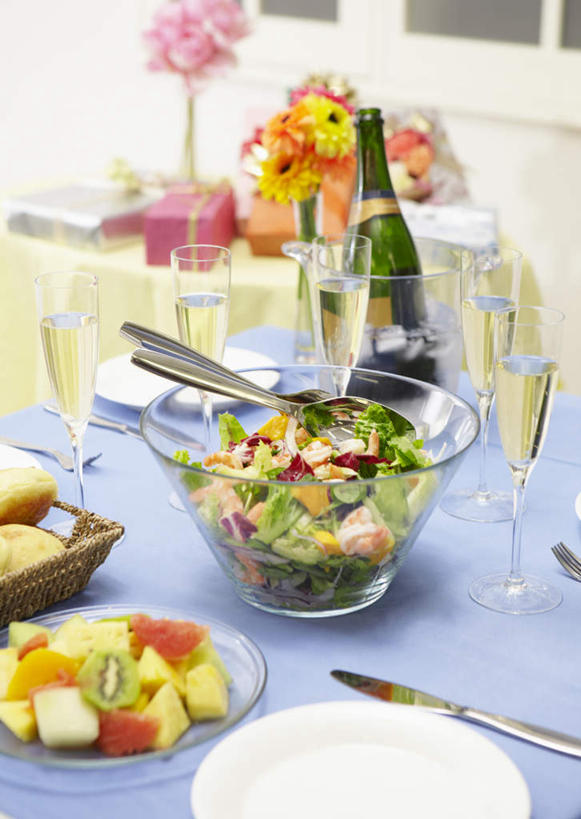 葡萄酒,无人,餐厅,客厅,竖图,室内,白天,正面,烹饪,奢侈,西餐,快乐,餐桌,桌子,猕猴桃,西瓜,杯子,餐具,水果,椅子,玻璃,许多,盛开,布料,叉子,瓷器,刀叉,刀子,碟子,高脚杯,勺子,花菜,花椰菜,生菜,西兰花,蔬菜沙拉,沙拉,料理,食品,浪漫,花蕾,布纹,色拉,沙律,水果沙拉,菜肴,美食,酒,酒瓶,桌布,花,花瓣,花朵,鲜花,食物,饮料,红色,盘子,玻璃瓶,餐巾,酒杯,水杯,调羹,台布,香槟,花苞,花蕊,橙色,西式,诱惑,佳肴,有机食品,绿色食品,餐台,色拉酱,起居室,千岛酱,铁勺,香槟杯,气泡酒,起泡酒,汽酒,玻璃杯,奇异果,猕猴梨,寒瓜,餐桌布,彩图,高兴,欢笑,餐馆,饭店,饭馆