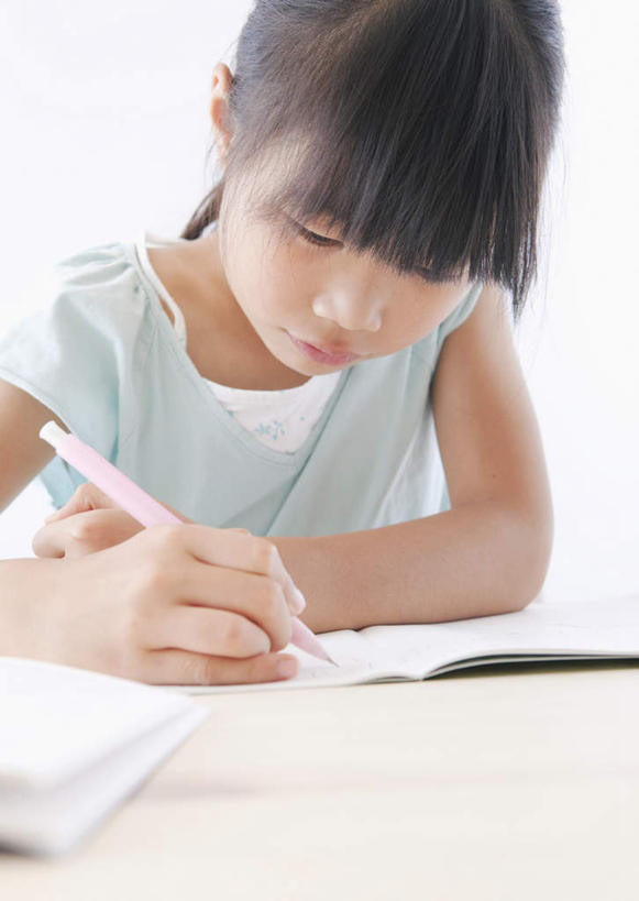 东方人,儿童,一个人,坐,竖图,室内,白天,白色背景,正面,纯洁,桌子,亚洲,仅一个女性,仅一个人,握,阴影,服装,反射,笔,影子,办公用品,记事本,拿,拿着,注视,休闲装,黄种人,书桌,文具,小孩,衣服,蓝色,本子,笔记本,课桌,铅笔,学习用品,低头,观察,看,仅一个小孩,休闲,休闲服,可爱,童年,童趣,握着,摄影,服饰,影棚,观看,文具用品,察看,书写,关注,自动铅笔,童真,烂漫,无邪,垂头,天真,女孩,女人,女性,亚洲人,孩子,坐着,半身,彩图,影棚拍摄,拍摄,女生