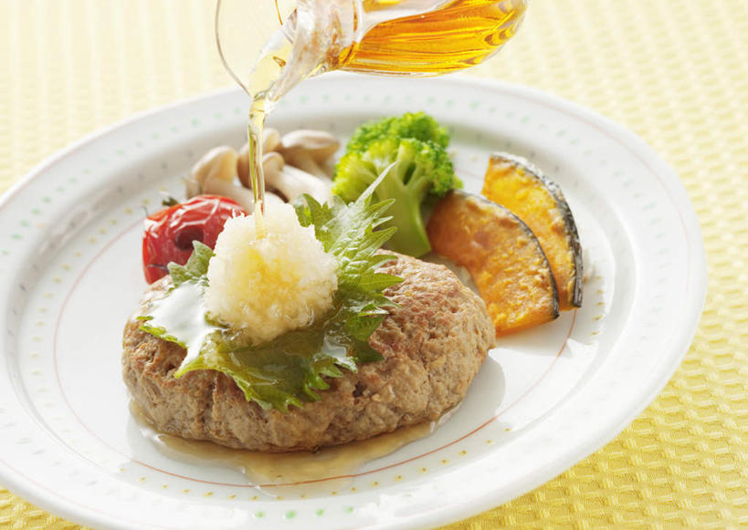 无人,横图,俯视,室内,特写,白天,烹饪,桌面,桌子,蔬菜,西红柿,小番茄,餐具,阴影,新鲜,反射,木制,布料,碟子,壶,盘,影子,花菜,花椰菜,菌菇,西兰花,调料,酱料,酱汁,肉,佐料,日本料理,料理,食品,调味品,调味料,菌类,布纹,汉堡包,肉饼,酱,平菇,菜肴,美食,肉类,水壶,桌布,食物,一个,盘子,餐巾,茶壶,木制品,容器,碟,台布,日式料理,日式,食用菌,佳肴,有机食品,绿色食品,单个,椰菜花,紫苏,肉食,姬菇,赤苏,红苏,黑苏,糙皮侧耳,侧耳,黑牡丹菇,甘蓝花,小西红柿,樱桃小番茄,珍珠小番茄,樱桃番茄,圣女果,番茄,餐桌布,彩图,高角度拍摄,汉堡饼,汉堡肉饼