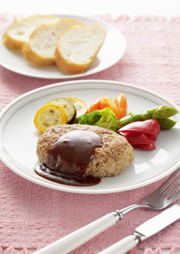 点心,面包,无人,竖图,俯视,室内,特写,白天,桌面,桌子,萝卜,胡萝卜,辣椒,芦笋,蔬菜,餐具,阴影,新鲜,反射,木制,布料,叉子,刀叉,刀子,碟子,盘,影子,花菜,花椰菜,西兰花,肉,食品,面点,西葫芦,法国面包,布纹,汉堡包,肉饼,肉类,桌布,食物,糕点,两个,盘子,餐巾,木制品,碟,台布,白瓜,有机食品,绿色食品,法棍,椰菜花,长棍面包,餐刀,肉食,彩椒,餐叉,辣角,红海椒,大椒,辣虎,广椒,法式长棍面包,茭瓜,甘蓝花,进餐用具,猪尾巴,药鸡豆子,甜椒,柿子椒,石刁柏,蚂蚁杆,龙须菜,狼尾巴根,辣子,红萝卜,海椒,甘荀,番椒,灯笼椒,餐桌布,彩图,高角度拍摄,汉堡饼,汉堡肉饼