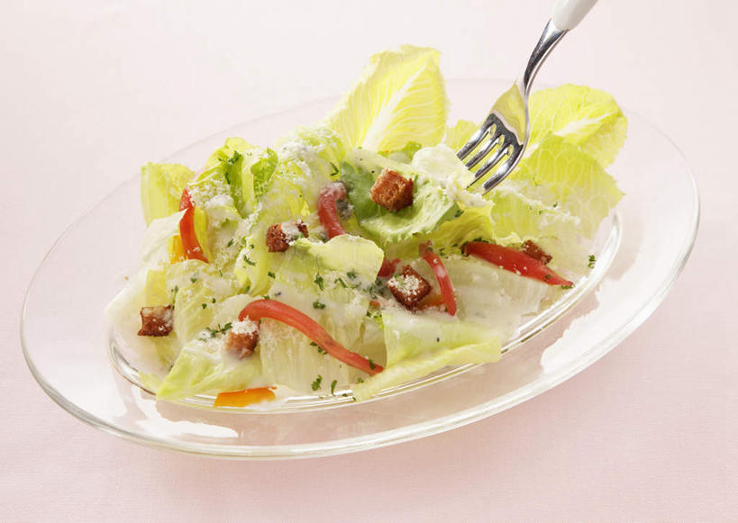 点心,面包,奶酪,无人,横图,俯视,室内,特写,白天,桌面,桌子,西红柿,餐具,玻璃,金属制品,阴影,新鲜,反射,金属,木制,叉子,碟子,粉末,盘,影子,莴苣,莴笋,生食,干酪,起司,沙拉,芝士粉,食品,面点,芝士,营养,色拉,沙律,玻璃制品,食物,糕点,一个,盘子,木制品,碟,粉,乳酪,摄影,有机食品,绿色食品,影棚,单个,色拉酱,乳制品,千岛酱,发酵,餐叉,香笋,千金菜,粉状,粉剂,进餐用具,洋柿子,柑仔蜜,番茄,臭柿,彩图,高角度拍摄,影棚拍摄,拍摄,凯萨沙拉,六月柿,喜报三元