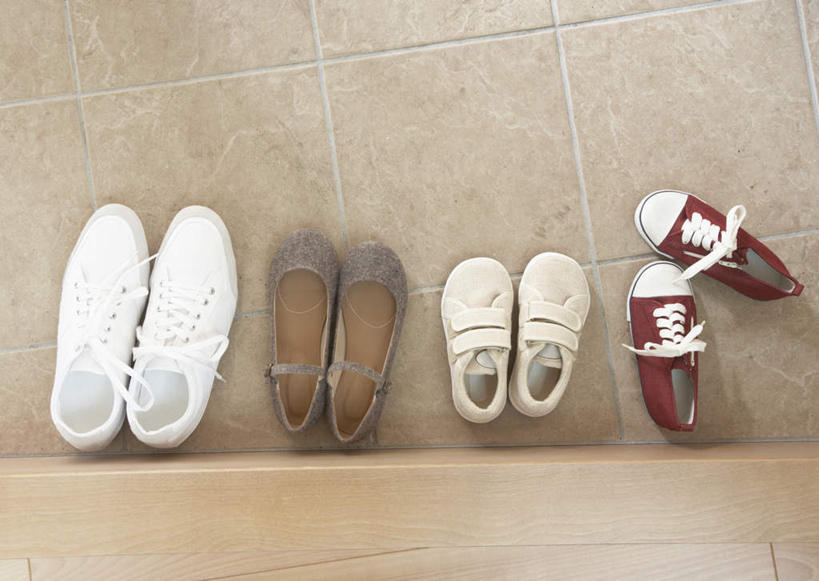 无人,横图,俯视,室内,特写,白天,运动鞋,静物,鞋子,一排,阴影,整齐,反射,瓷砖,地砖,影子,地面,排列,红色,白色,四双,休闲鞋,板鞋,队列,彩图,高角度拍摄