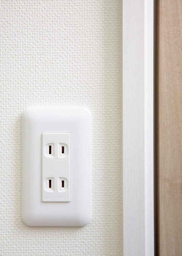 无人,竖图,室内,特写,白天,正面,门,静物,阴影,反射,木制,电器,影子,墙,插座,墙壁,墙面,白色,木制品,门框,家用电器,插线板,拖线板,电源转换器,排插,彩图