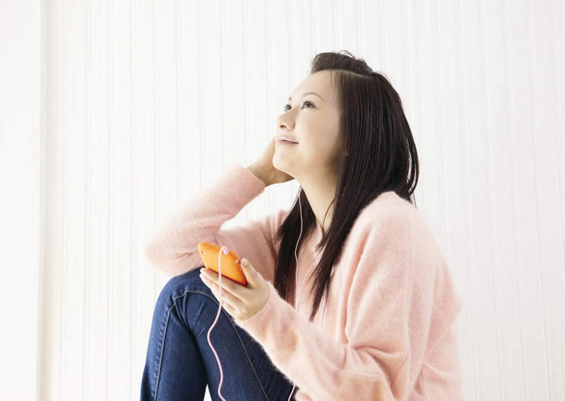 东方人,一个人,坐,笑,微笑,横图,室内,白天,白色背景,侧面,陶醉,快乐,满意,幸福,亚洲,仅一个年轻女性,仅一个女性,仅一个人,握,服装,裤子,音响,音乐,拿,听,音乐播放器,拿着,注视,牛仔裤,休闲装,黄种人,娱乐,衣服,耳机,随身听,观察,看,享受,休闲,休闲服,放松,握着,摄影,服饰,影棚,观看,察看,舒适,享乐,关注,MP4播放器,年轻女性,女人,女性,亚洲人,坐着,半身,彩图,影棚拍摄,拍摄,播放器,沉醉