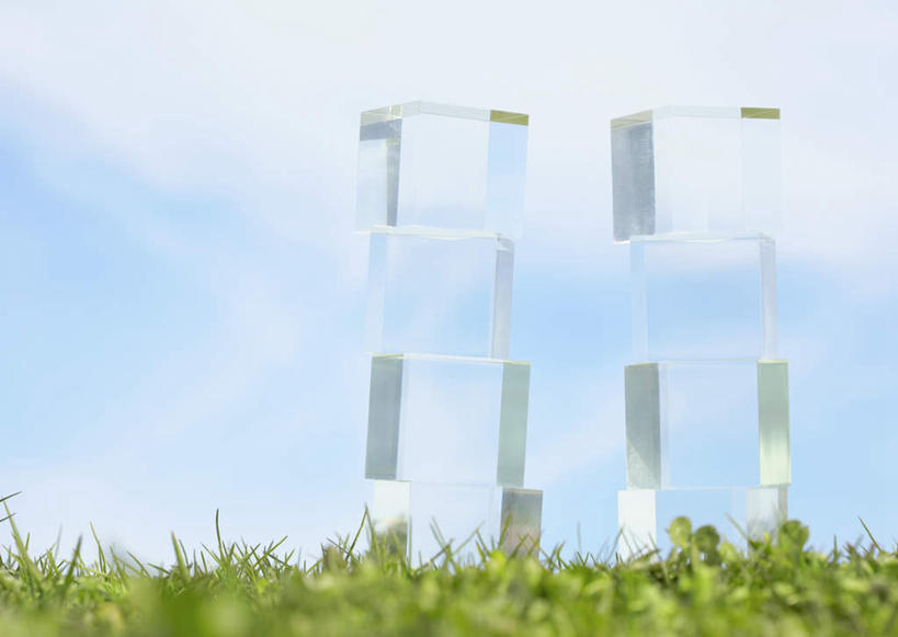 无人,横图,室外,特写,白天,正面,草地,草坪,植物,阴影,透明,光线,图形,影子,水晶,几何,立方体,正方体,草,蓝色,绿色,蓝天,天空,阳光,天,晴朗,数学,万里无云,晴空,晴空万里,彩图,几何图形,立体几何,立体图形,正六面体