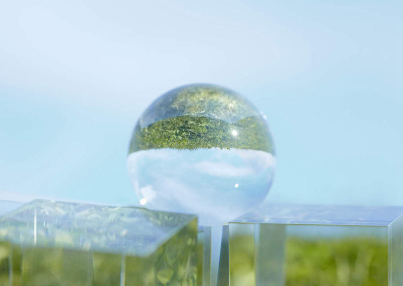 无人,横图,室外,特写,白天,正面,草地,草坪,植物,阴影,朦胧,模糊,透明,光线,图形,影子,水晶,几何,立方体,正方体,草,蓝色,绿色,蓝天,天空,阳光,天,球体,水晶球,晴朗,数学,万里无云,晴空,晴空万里,彩图,几何图形,立体几何,立体图形,正六面体