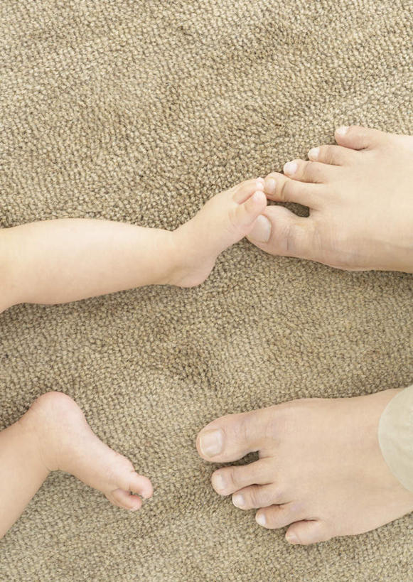东方人,婴儿,儿童,腿部,脚,脚趾,脚趾甲,腿,一个人,站,竖图,俯视,室内,特写,白天,纯洁,地毯,亚洲,仅一个人,装饰,编织,手工艺品,棕色,织物,黄种人,光脚,小孩,工艺品,站着,赤脚,可爱,活泼,华丽,修饰,点缀,宝宝,纯真,烂漫,无邪,衬托,美观,雅致,雅观,伶俐,天真,亚洲人,孩子,脚指甲,站立,半身,彩图,高角度拍摄