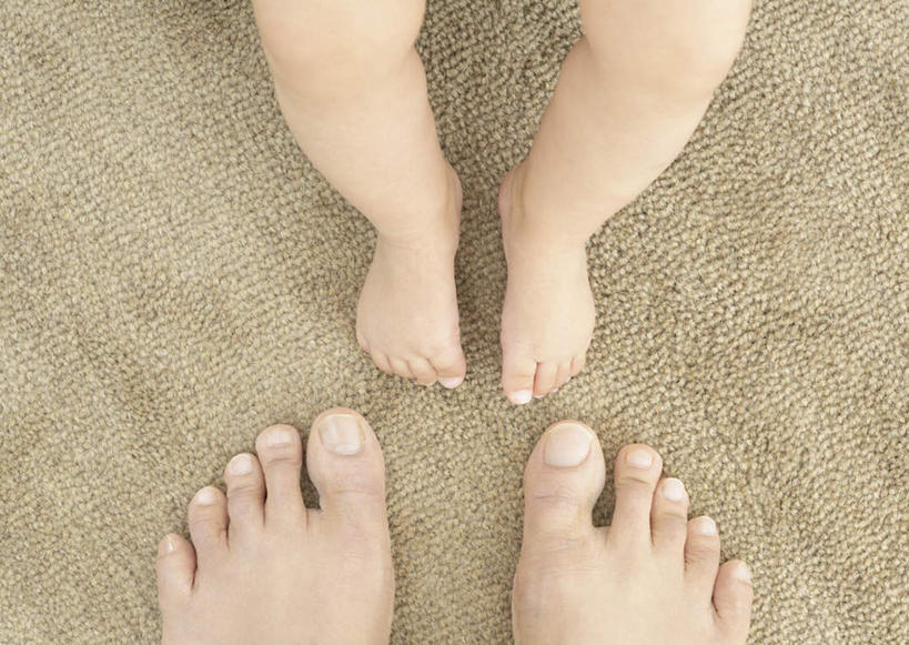 东方人,婴儿,儿童,腿部,脚,脚趾,脚趾甲,腿,一个人,站,横图,俯视,室内,特写,白天,纯洁,地毯,亚洲,仅一个人,装饰,编织,手工艺品,棕色,织物,黄种人,光脚,小孩,工艺品,站着,赤脚,可爱,活泼,华丽,修饰,点缀,宝宝,纯真,烂漫,无邪,衬托,美观,雅致,雅观,伶俐,天真,亚洲人,孩子,脚指甲,站立,半身,彩图,高角度拍摄