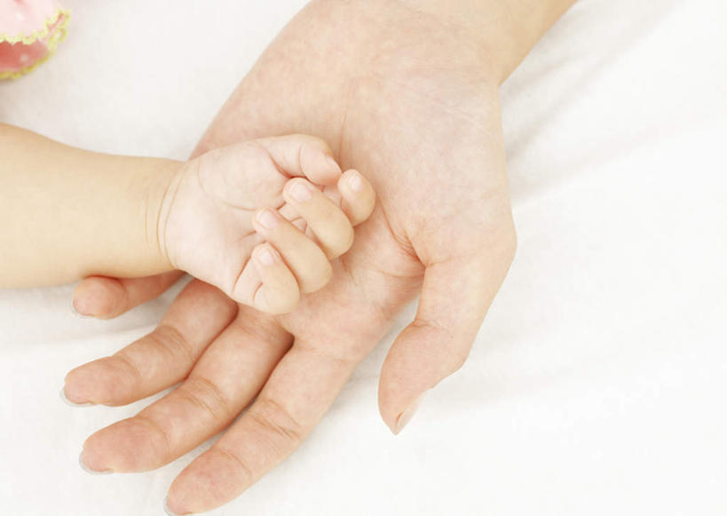 东方人,婴儿,儿童,手,两个人,家庭,母亲,躺,横图,俯视,室内,特写,白天,纯洁,床,卧室,亚洲,双手,床单,黄种人,被子,小孩,温暖,温馨,一家人,手部,可爱,母爱,童年,童趣,搭,单人床,活泼,和睦,被单,搭着,宝宝,童真,纯真,烂漫,无邪,母婴,卧着,伶俐,天真,年轻女性,女人,女性,亚洲人,孩子,年轻人,躺着,卧,半身,彩图,高角度拍摄,睡房,卧房,融洽