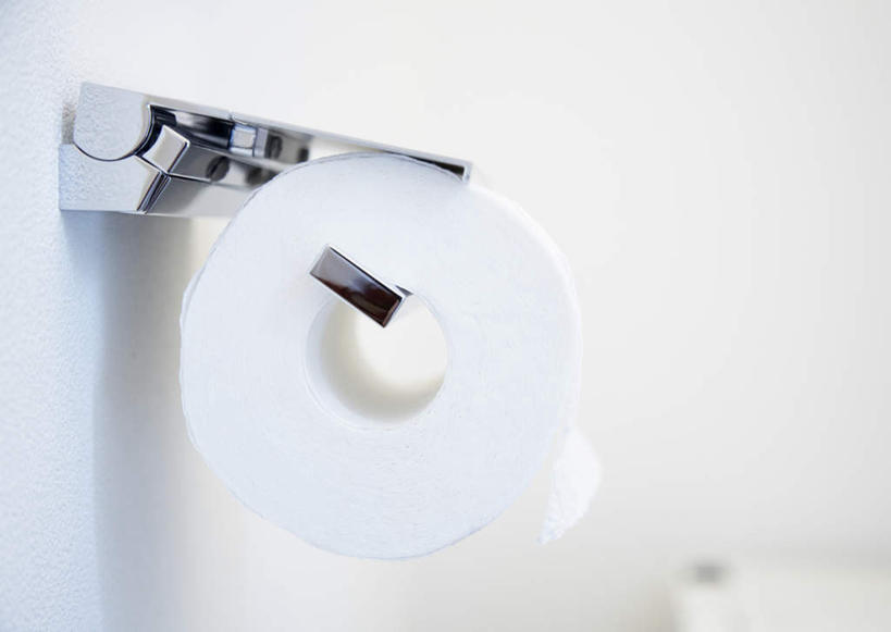 无人,横图,室内,特写,白天,正面,生活用品,静物,朦胧,模糊,墙,墙壁,墙面,白色,日用品,卷筒纸,卷纸架,卷纸器,彩图