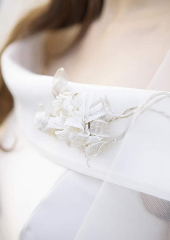 东方人,一个人,新娘,站,竖图,室内,特写,白天,正面,婚纱,婚礼,快乐,珠宝,亚洲,仅一个年轻女性,仅一个女性,仅一个人,朦胧,模糊,庆祝,装饰,胸花,结婚,黄种人,饰品,站着,喜庆,纪念,胸针,华丽,修饰,点缀,配饰,衬托,美观,雅致,雅观,年轻女性,女人,女性,亚洲人,长发,站立,半身,彩图,婚礼服,礼服,高兴