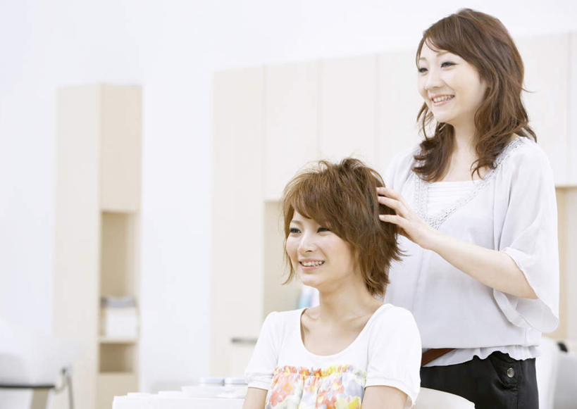 东方人,两个人,理发师,商店,站,坐,笑,微笑,露齿笑,横图,室内,白天,正面,柜子,椅子,亚洲,服装,墙,注视,休闲装,黄种人,商铺,顾客,墙壁,墙面,衣服,橱柜,观察,看,站着,休闲,休闲服,服饰,观看,整理,理发店,察看,关注,美发店,美容店,市肆,商号,年轻女性,女人,女性,亚洲人,发型师,理发员,美发师,站立,坐着,半身,彩图,店铺,剪发椅,理发椅,美发椅,液压椅,油压椅