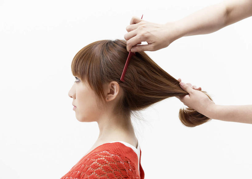 东方人,两个人,理发师,站,坐,横图,室内,白天,白色背景,侧面,毛衣,亚洲,握,棕色,拿,梳子,拿着,注视,黄种人,顾客,红色,日用品,观察,看,站着,握着,摄影,影棚,观看,整理,察看,关注,线衫,梳理,美发用品,毛线衣,绒线衣,年轻女性,女人,女性,亚洲人,长发,发型师,理发员,美发师,站立,坐着,半身,彩图,影棚拍摄,绒衣,套衫,套头毛衣,线衣,拍摄