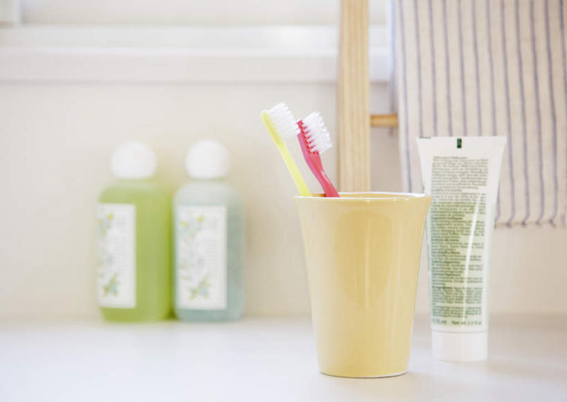 无人,横图,室内,特写,白天,正面,化妆,美容,桌面,静物,杯子,护肤,朦胧,模糊,美白,纺织物,牙刷,黄色,红色,水杯,毛巾,日用品,清洁,保养,享受,休闲,放松,去角质,保健,洁面乳,洗漱用品,保湿,保暖,两支,卫生,滋润,护肤品,洗面奶,去死皮,护肤用品,舒缓,透气,养颜,防水,去污,控油,紧肤,嫩肤,祛痘,去痘,祛角质,抗衰,再生,增白,补水,祛斑,抗皱,防皱,除皱,去皱,储水,耐磨,吸水,茶杯,彩图