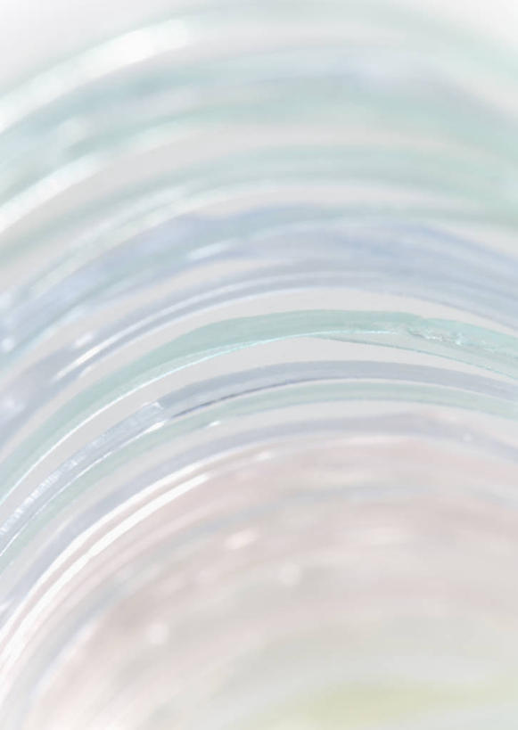 无人,竖图,俯视,室内,特写,白天,水,杯子,朦胧,模糊,液体,饮用水,玻璃制品,水杯,矿泉水,蒸馏水,玻璃杯,彩图,高角度拍摄